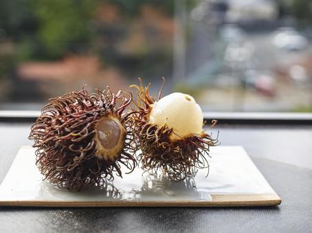 テーブルに並ぶランブータンの輝き ランブータン,果物,南国の写真素材