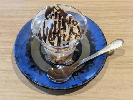 チョコレートを掛けたソフトクリーム チョコレートを掛けたソフトクリームの写真