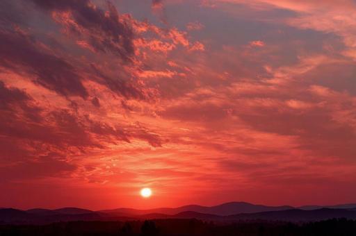 秋暮れに沈む夕日と紅の空 秋暮れに沈む夕日と紅の空の写真