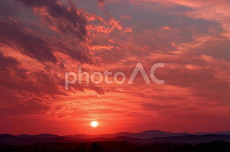 秋暮れに沈む夕日と紅の空 夕焼け,秋空,茜色の空の写真素材
