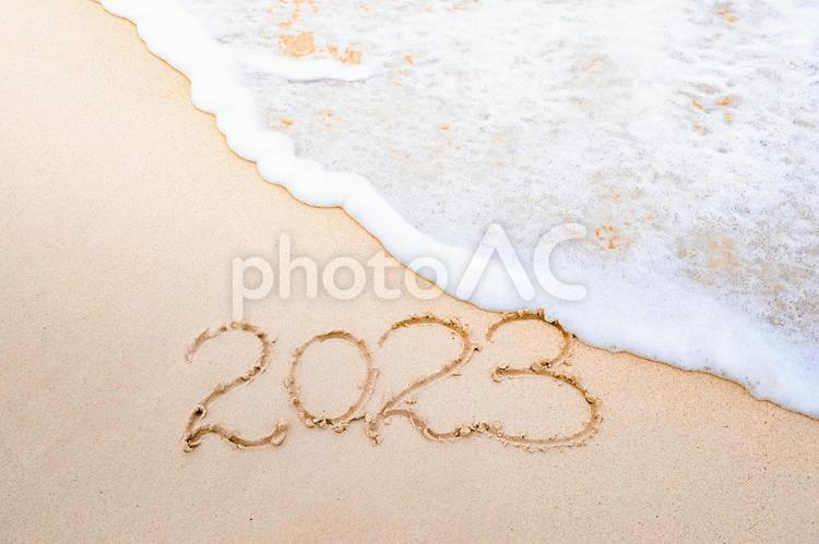 白い砂浜に手書きで「2023」 ニューイヤー,2023,正月の写真素材