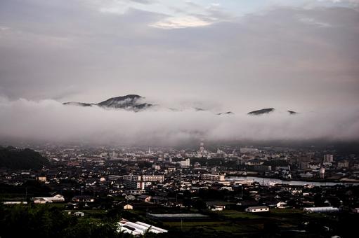 ＜五島＞梅雨の夜明けの五島市の街並み 街並み,雨雲,濃霧の写真素材