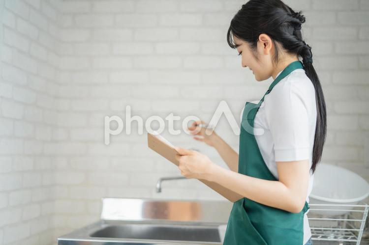 水道を点検する女性（蛇口） 水道,水道局,蛇口の写真素材