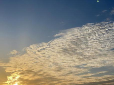 秋の雲に映る朝日 朝,空,雲の写真素材