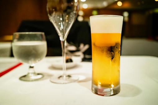 レストランで生ビール レストランで生ビールの写真