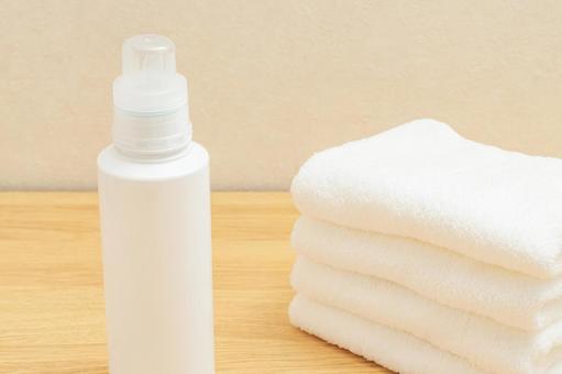 暮らしのイメージ|洗剤ボトルと洗濯物 暮らしのイメージ|洗剤ボトルと洗濯物 タオル,フェイスタオル,洗濯物の写真素材