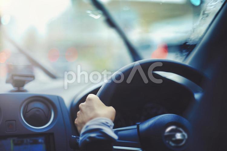 雨の中を運転する女性 運転,ドライブ,雨の写真素材