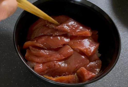 マグロの漬け丼 マグロの漬け丼 の写真