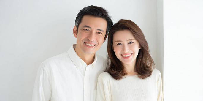 リラックスした表情の二人 リラックスした表情の二人の写真