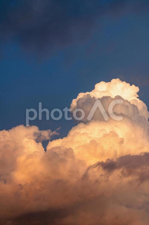夕暮れの積乱雲 雲,空,入道雲の写真素材