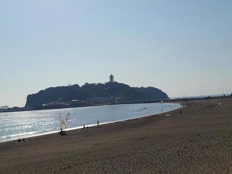 東浜から望む江の島 東浜から望む江の島の写真