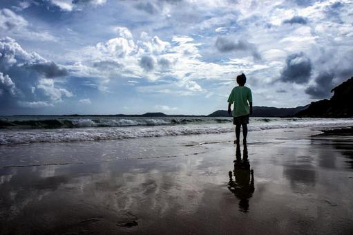<素材>海にきて元気いっぱいの男の子 <素材>海にきて元気いっぱいの男の子 子供,海,空の写真素材