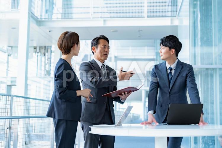 会議をするビジネスマン ビジネスマン,会議,打ち合わせの写真素材