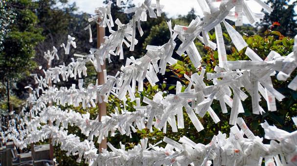 神社のオミクジ結び所 神社のオミクジ結び所 おみくじ,籤,結び所の写真素材