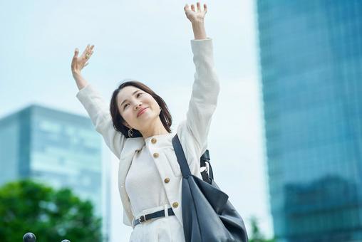 街中で深呼吸するビジネスウーマン 街中で深呼吸するビジネスウーマン 深呼吸,ストレッチ,ヘルシーの写真素材