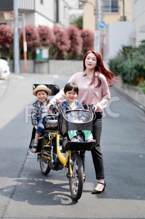 自転車に乗る親子 30代,働き世代,共働きの写真素材