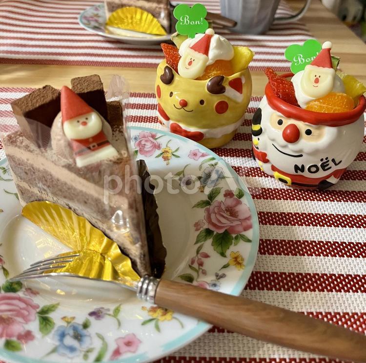 サンタが載ったケーキたち ケーキ,クリスマス,クリスマスケーキの写真素材