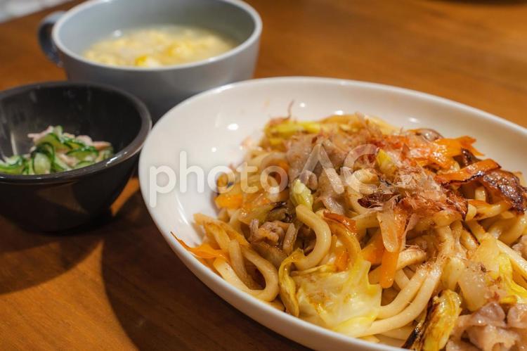 焼きうどんと卵スープの家庭的な食卓 焼きうどん,うどん,麺料理の写真素材