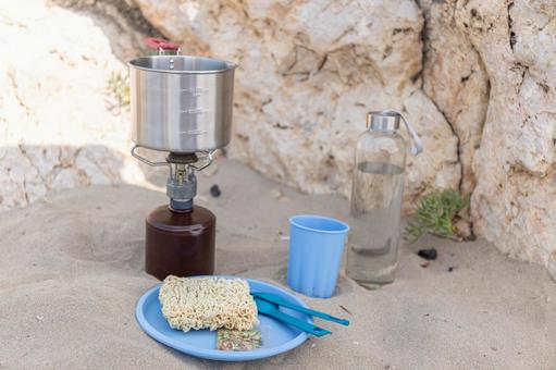 インスタントラーメンを作る道具 インスタントラーメン,食べ物,鍋の写真素材