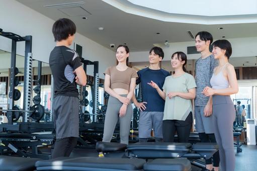 スポーツジムでトレーニングをする若い男女 スポーツジム,フィットネス,ダイエットの写真素材