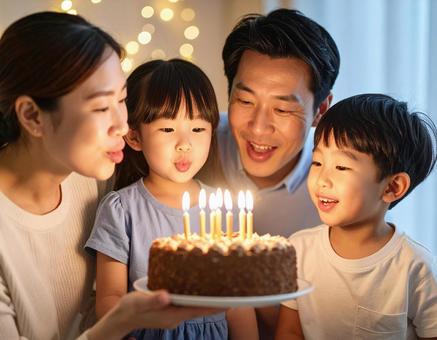 姉弟の誕生日パーティー ケーキと4人家族 姉弟の誕生日パーティー ケーキと4人家族の写真