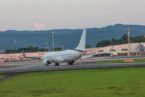 夕陽の中のローリングテイクオフ 夕陽の中のローリングテイクオフ 飛行機,航空機,旅客機の写真素材