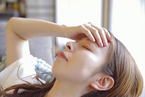 頭痛でつらそうな若い女性の表情 頭痛でつらそうな若い女性の表情 体調不良,頭痛,つわりの写真素材