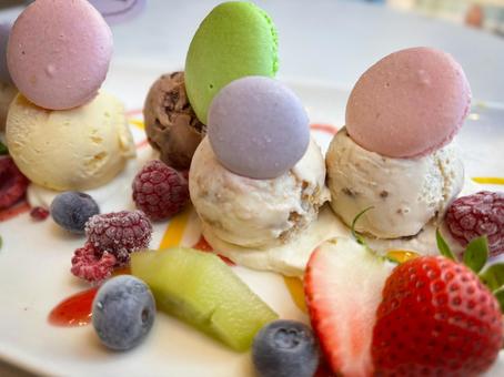 カラフルなマカロンとアイスのデザート マカロン,アイスクリーム,デザートの写真素材