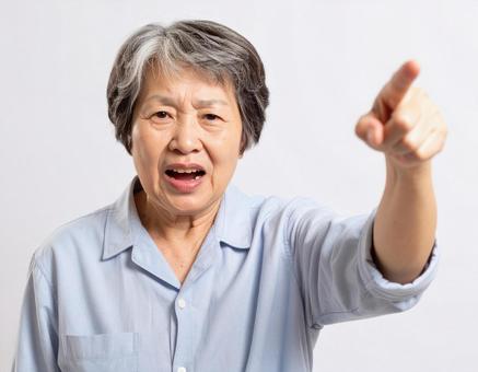 怒りながら文句を言う老婦人の写真
