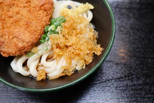 さぬきうどん店のメンチカツぶっかけ冷や さぬきうどん,うどん,メンチカツの写真素材