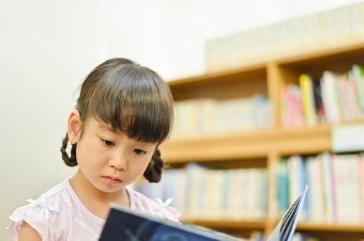 図書館で読書する女の子  夏休み1 子供,本,図書館の写真素材