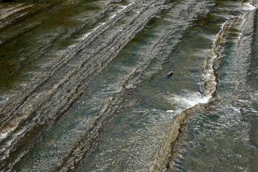 平な岩場を流れる清流 平な岩場を流れる清流の写真