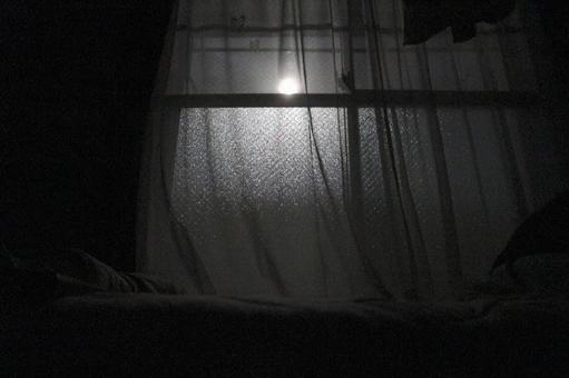 カーテン越しの月 カーテン越しの月 月,夜,月明かりの写真素材