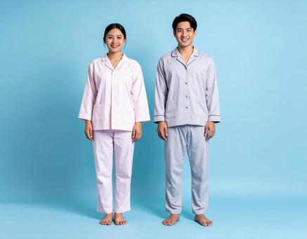 パジャマ姿で並ぶ仲良し夫婦 パジャマ姿で並ぶ仲良し夫婦の写真