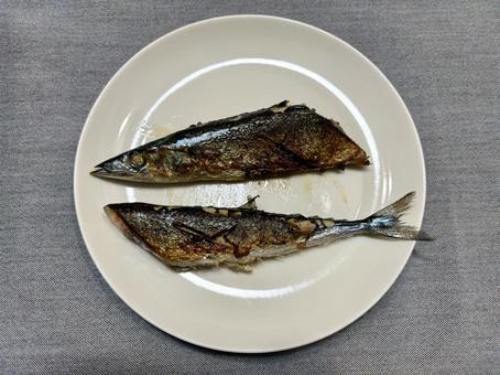 フライパンで焼いた秋刀魚 フライパンで焼いた秋刀魚の写真
