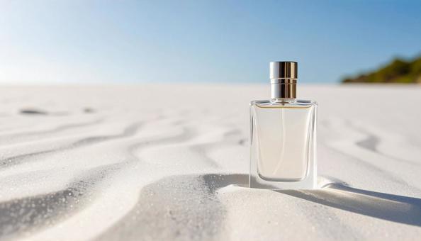 美しい白い砂浜と香水瓶 美しい白い砂浜と香水瓶の写真