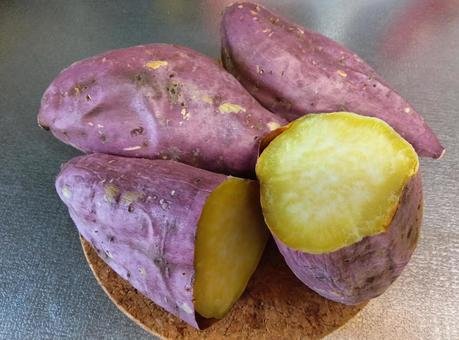 焼き芋（切り口） 焼き芋,さつまいも,食べ物の写真素材