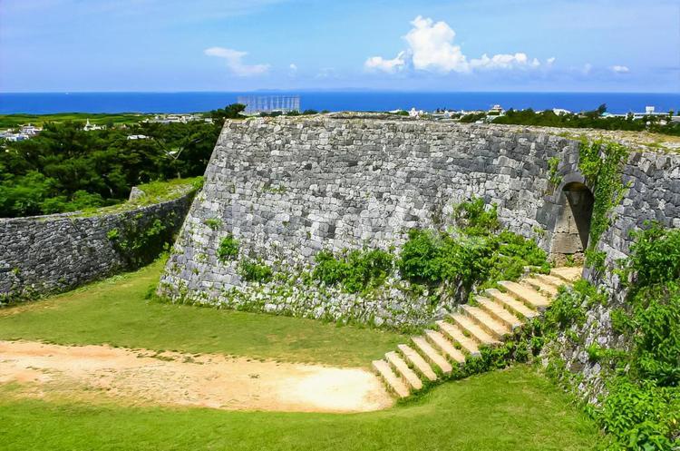 世界遺産座喜味城と返還前の楚辺通信所 沖縄,グスク,座喜味城の写真素材