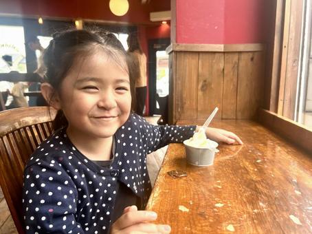 アイスクリームを食べる女の子 ジェラート アイスクリームを食べる女の子 ジェラート 子供,女の子,ジェラートの写真素材
