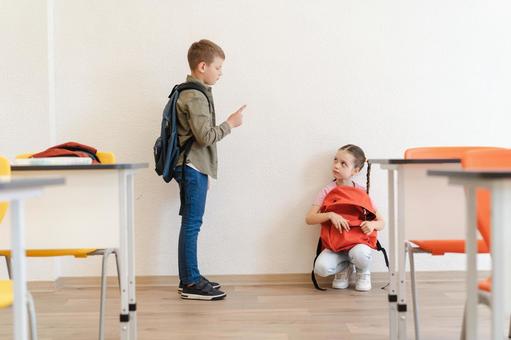 しゃがんで見上げる女の子と指を立てる男の子 男の子,女の子,子どもの写真素材