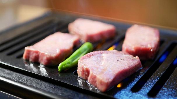 厚切り牛タンを焼いているところ 厚切り牛タンを焼いているところ 厚切り牛タン,焼肉屋,牛タンの写真素材