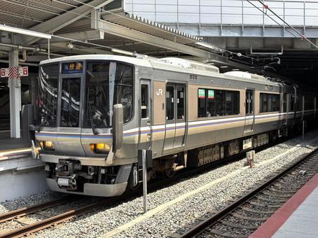 JR京都線の快速電車 JR京都線の快速電車 jr,jr西日本,京都線の写真素材