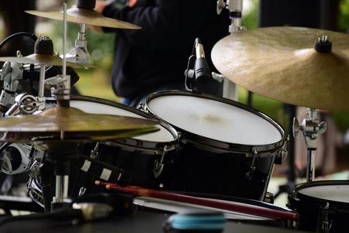 ドラムセット　黒　野外ステージ（２） ドラムセット,ドラム,ドラマーの写真素材