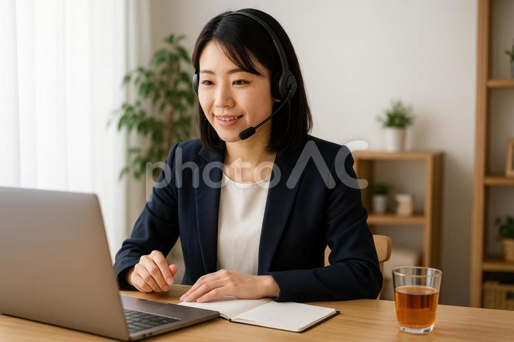 セミナー参加中の女性 オンラインセミナー,日本人,女性の写真素材