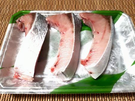 食品トレーに並ぶ脂ののったブリの切り身 食品トレーに並ぶ脂ののったブリの切り身の写真