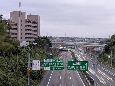 中秋の日の東名高速道路の横浜青葉IC付近 中秋の日の東名高速道路の横浜青葉IC付近 東名高速道路,横浜青葉インターチェンジ,光跡の写真素材