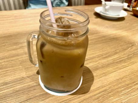 カフェでのひと時　アイスカフェオレ アイスカフェオレ,冷たい飲み物,ドリンクの写真素材