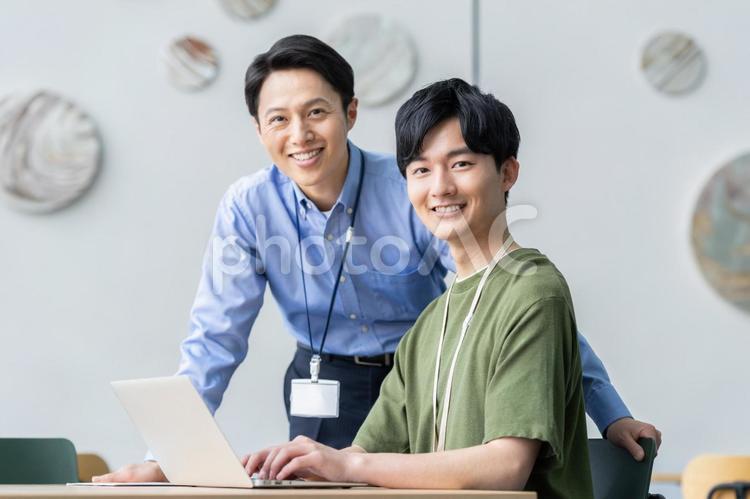 オフィスで働くエンジニア エンジニア,オフィス,パソコンの写真素材