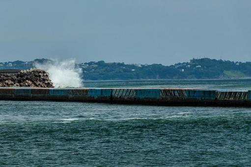 堤防に打ち寄せる白波 堤防に打ち寄せる白波の写真