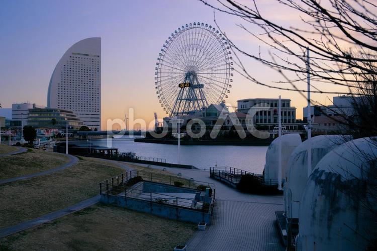 みなとみらいの夜明け シルエット,みなとみらい,朝焼けの写真素材